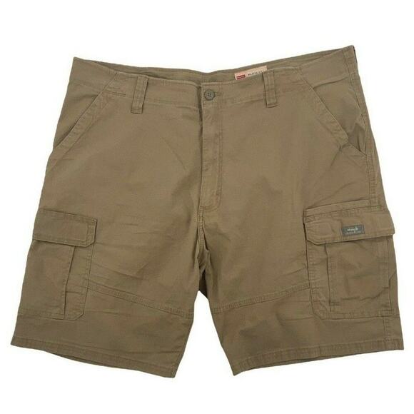 Wrangler Khaki Shorts Mens Size 42 Outdoor Relaxed Fit Button Zip Pockets Cargo - Picture 1 of 9